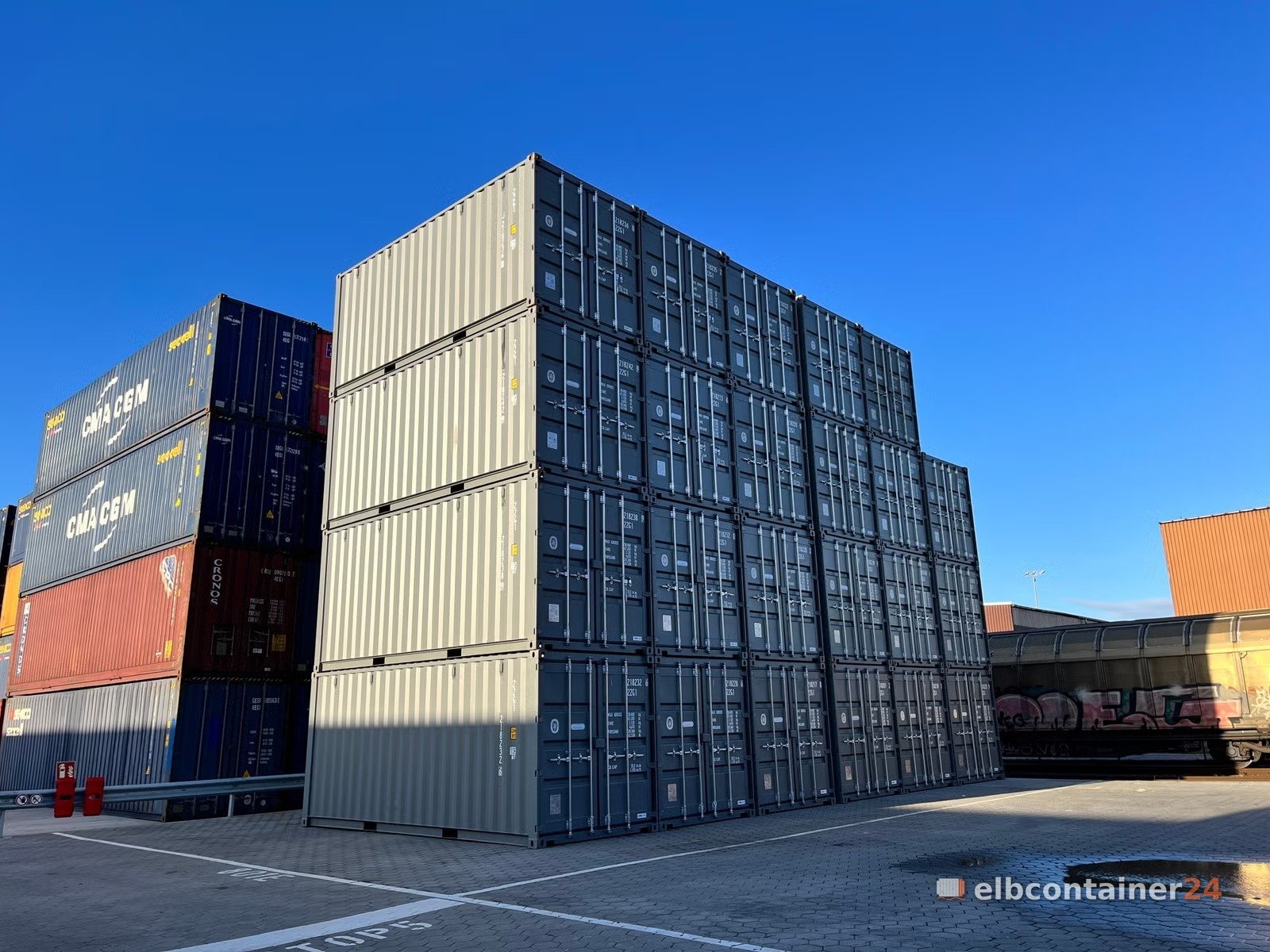 Containerlager mit gestapelten Seecontainern am Hamburger Hafen
