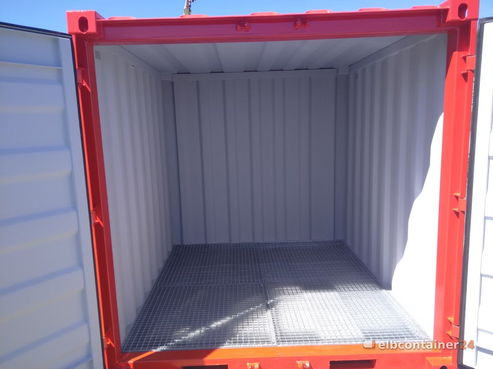 Detailansicht eines roten Umweltcontainers